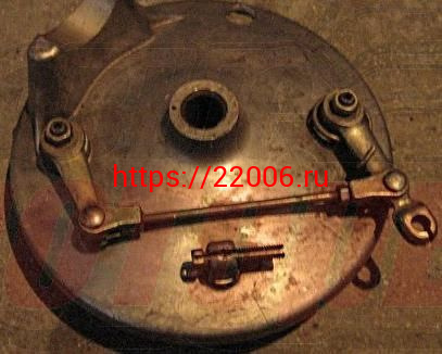 Барабан Урал переднего тормоза в сборе с колодками (реставр.) Барабан Урал переднего тормоза в сборе с колодками (реставр.)